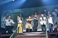 ポーズを決める鈴木愛理とバンドメンバー。