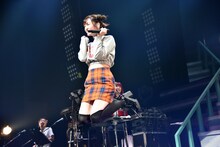 飛び跳ねる鈴木愛理。