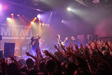 MIYAVI「SAMURAI SESSIONS vol.3 Release Tour "Before Worlds Collide"」愛知・DIAMOND HALL公演の様子。（Photo by Hijiri Futazuka）
