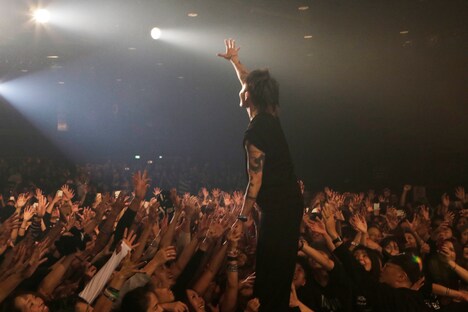 MIYAVI「SAMURAI SESSIONS vol.3 Release Tour "Before Worlds Collide"」愛知・DIAMOND HALL公演の様子。（Photo by Hijiri Futazuka）
