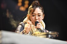 真剣な表情で博多もつ鍋をよそう鈴木愛理。