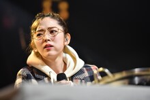 ステージ上で本当に博多もつ鍋を食べる鈴木愛理。