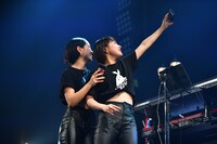ステージ上で記念撮影するHaLuKaとmarinaの“はーまり”コンビ。