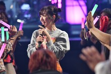 フロアを駆ける鈴木愛理。