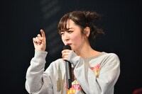 おしゃべりが止まらない鈴木愛理。