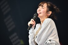 おしゃべりが止まらない鈴木愛理。