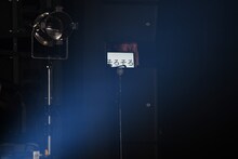 カンペで鈴木愛理のおしゃべりを阻止するスタッフ。