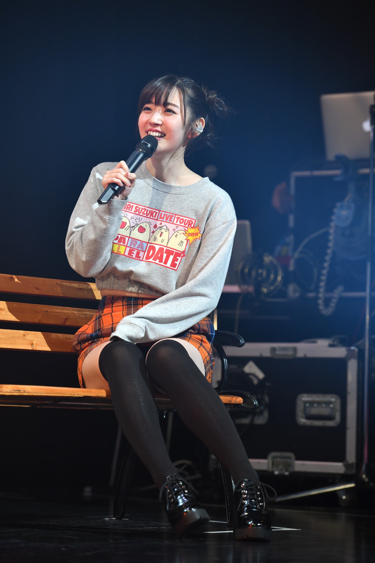 鈴木愛理 ビッグシルエットロンT L ベンチに腰掛けサッシのダンスを見学する鈴木愛理。 [画像ギャラリー