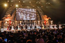 デビュー曲「バンドワゴン」を総勢52人で披露するラストアイドルファミリー。（Photo by Yoshifumi Shimizu）