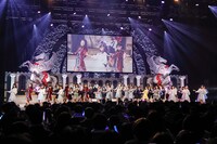 デビュー曲「バンドワゴン」を総勢52人で披露するラストアイドルファミリー。（Photo by Yoshifumi Shimizu）