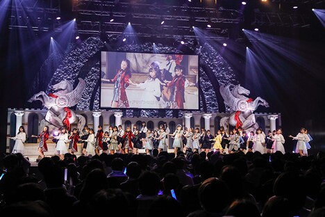 デビュー曲「バンドワゴン」を総勢52人で披露するラストアイドルファミリー。(Photo by Yoshifumi Shimizu)