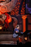 「明日の空を見上げるために」でピアノを演奏する西村歩乃果。（Photo by Yoshifumi Shimizu）
