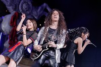 左から安田愛里、マーティ・フリードマン、長月翠。（Photo by Yoshifumi Shimizu）