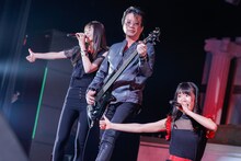 左から阿部菜々実、後藤次利、鈴木遥夏。（Photo by Yoshifumi Shimizu）