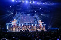 西村歩乃果のピアノの演奏に合わせて「明日の空を見上げるために」を披露するラストアイドルファミリー。（Photo by Yoshifumi Shimizu）