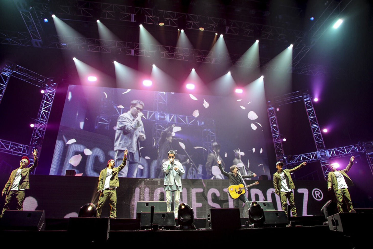 「OTAQUEST LIVE」で「SAKURA feat. コブクロ」を披露するHONEST BOYZとコブクロ。（写真提供：LDH JAPAN）