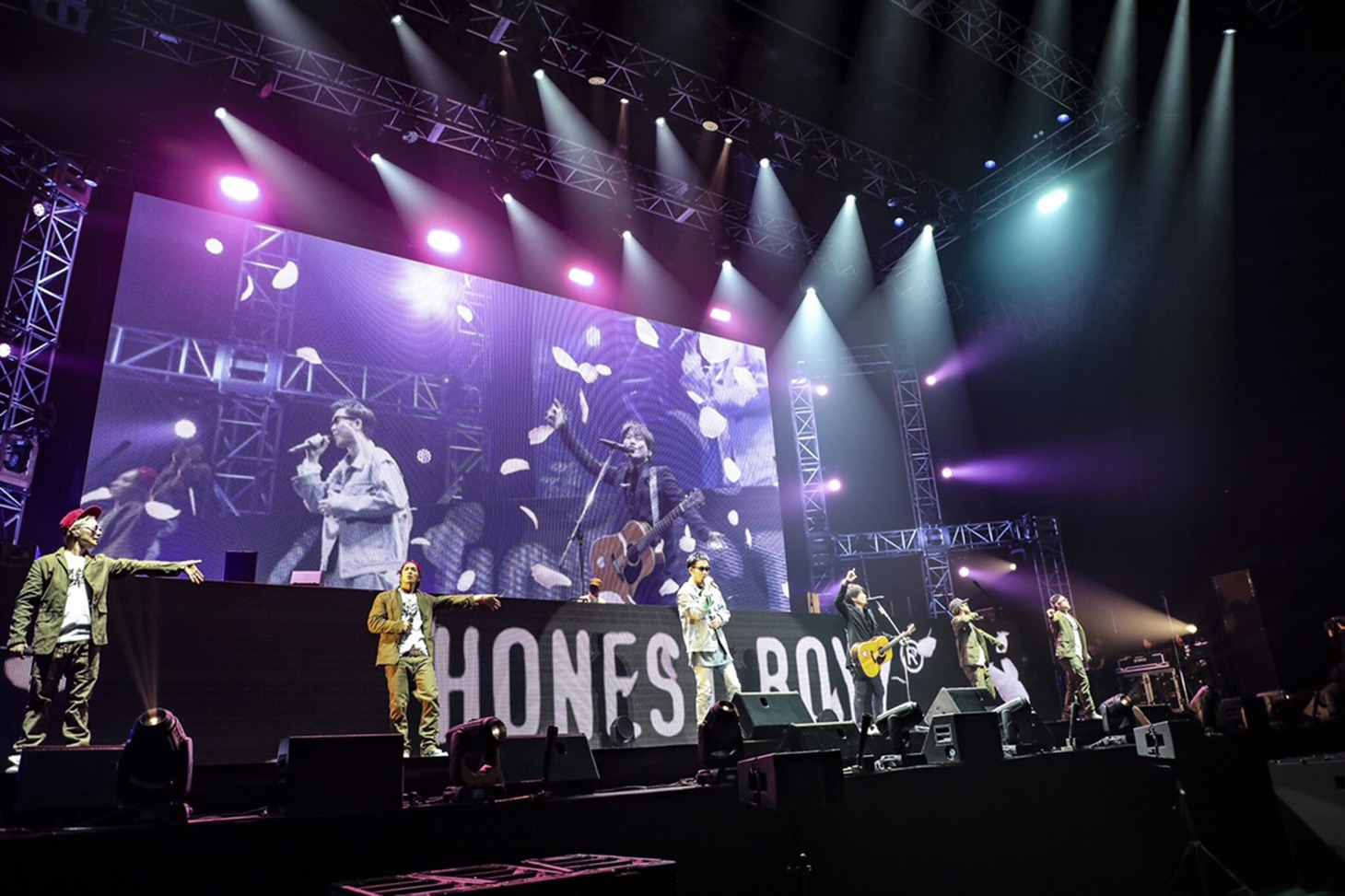 「OTAQUEST LIVE」で「SAKURA feat. コブクロ」を披露するHONEST BOYZとコブクロ。（写真提供：LDH JAPAN）