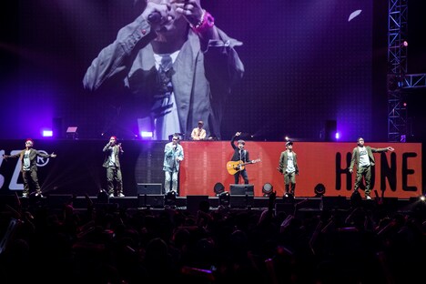 「OTAQUEST LIVE」で「SAKURA feat. コブクロ」を披露するHONEST BOYZとコブクロ。（写真提供：LDH JAPAN）