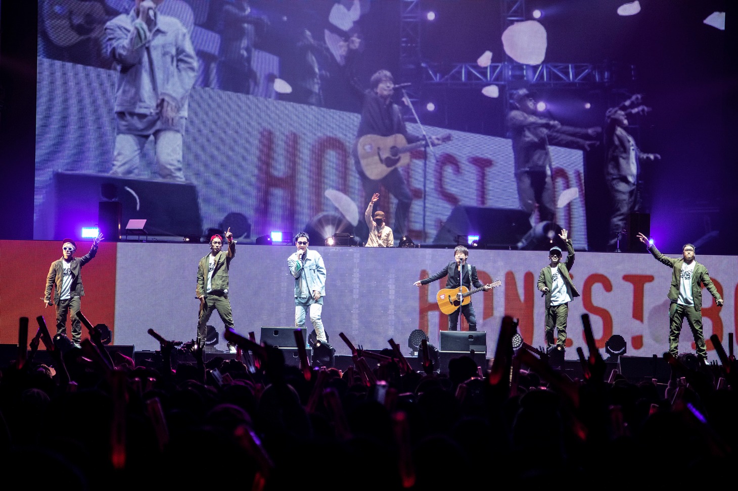「OTAQUEST LIVE」で「SAKURA feat. コブクロ」を披露するHONEST BOYZとコブクロ。（写真提供：LDH JAPAN）