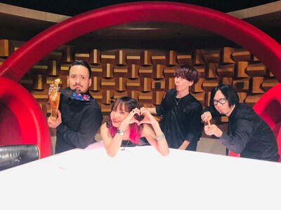 LiSAとバンドメンバー。