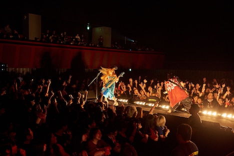 打首獄門同好会のライブの様子。