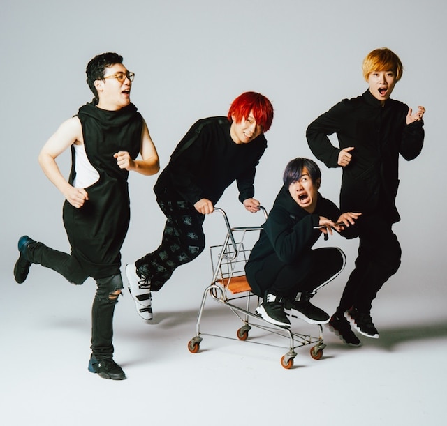 アバンティーズ。左から2人目がエイジ。