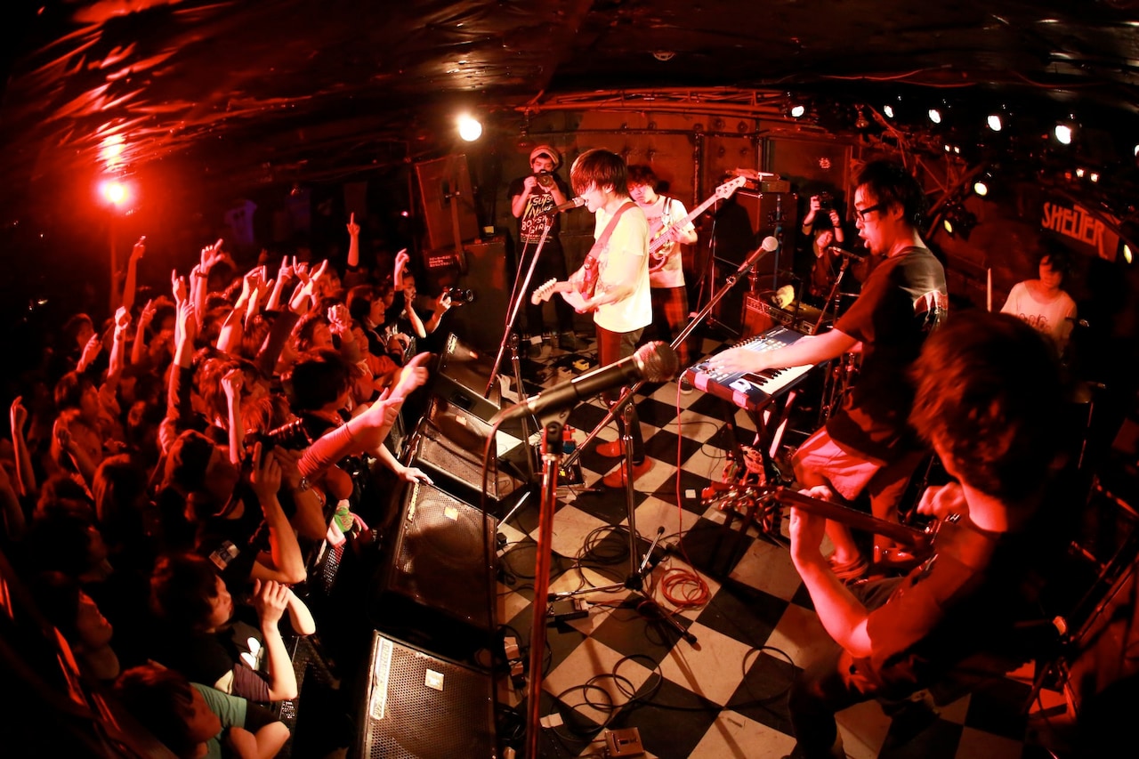 2013年「2ndアルバム『大事なお知らせ』レコ発～僕たち解散しませんツアー～」で撮ったキュウソネコカミ。（写真提供：Viola Kam）