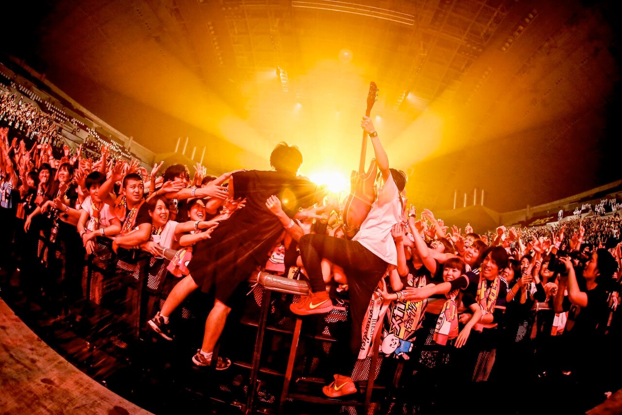 「DMCC REAL ONEMAN TOUR -EXTRA!!!- 2016」でのキュウソネコカミ。（写真提供：Viola Kam）