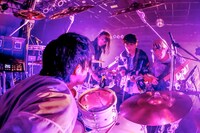 「Kisses and Kills Tour 2018」で撮影したTHE ORAL CIGARETTES。（写真提供：Viola Kam）