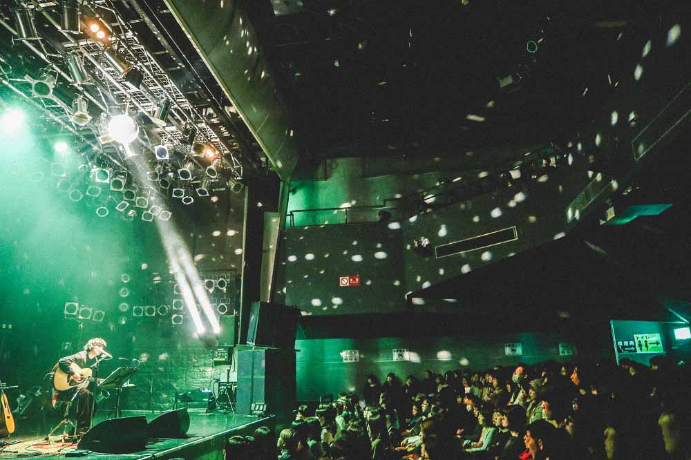 「石崎ひゅーい 弾き語りワンマンTOUR 2018『アンコール』」東京・TSUTAYA O-WEST公演の様子。（撮影：鈴木友莉）