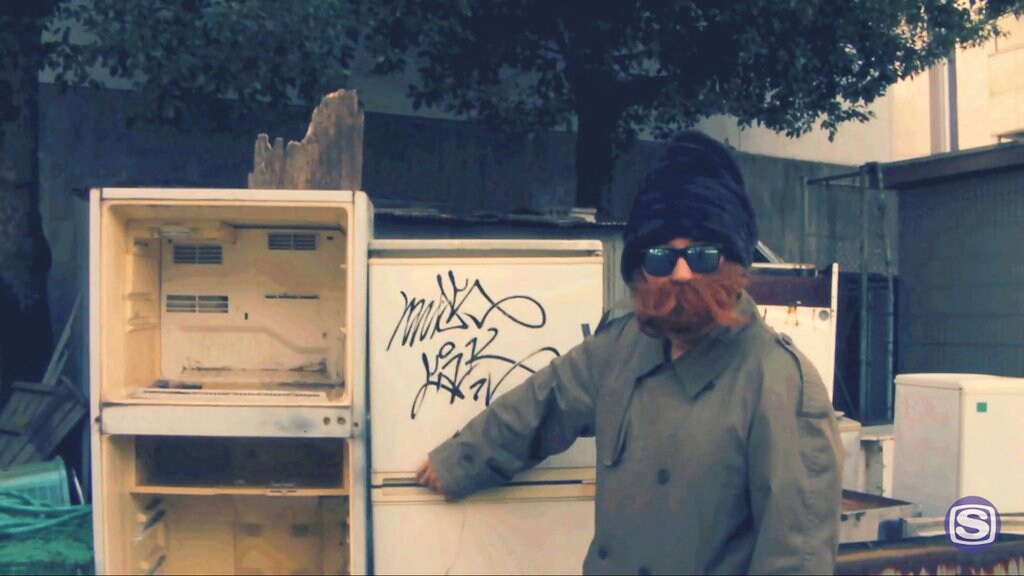 西中島きなこ、あいりん地区の日雇い労働者目線で“日々の生きがい”表現する新曲MV