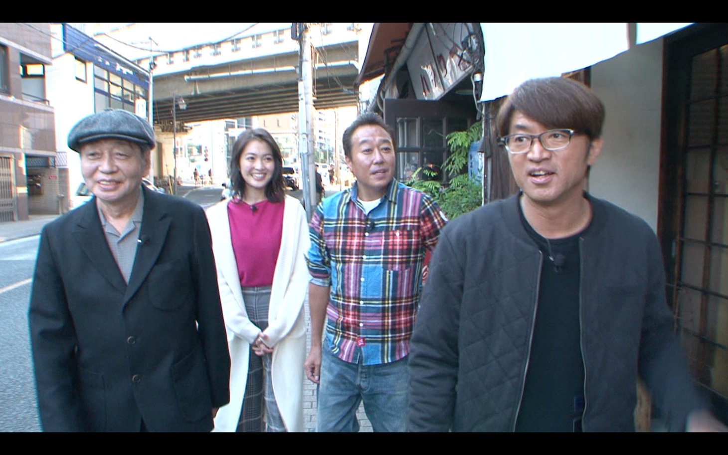 外歩きの様子。左から細野晴臣、福田典子、三村マサカズ、大竹一樹。