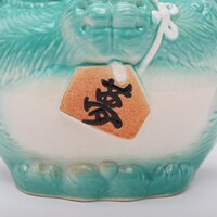 夢たぬきが握った「夢」の絵馬。