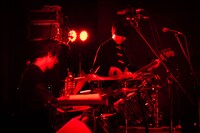 左から山田康二郎（Dr）、バンビ（B）。（撮影：森リョータ）