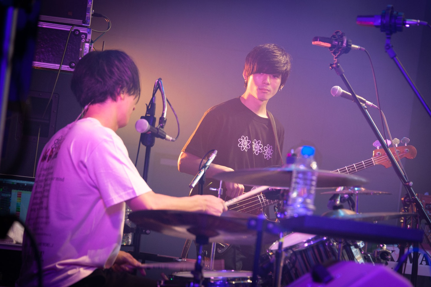左から山田康二郎（Dr）、バンビ（B）。（撮影：森リョータ）