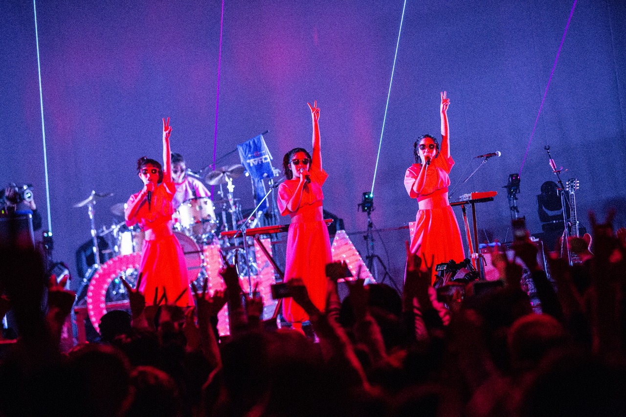 CHAI「CHAIいく！CHAIくる！トゥアートゥアートゥアー」東京・Zepp Tokyo公演の様子。（撮影：中磯ヨシオ）