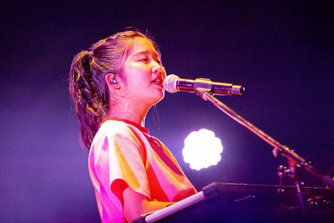 マナ（Vo, Key）（撮影：中磯ヨシオ）