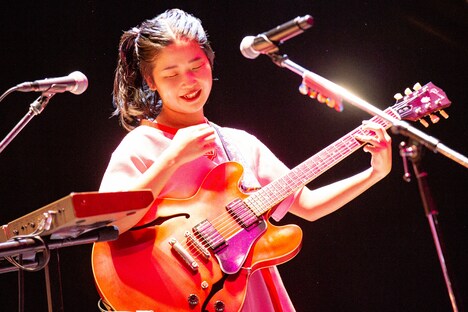 カナ（Vo, G, Key）（撮影：中磯ヨシオ）