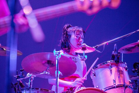 ユナ（Dr, Cho）（撮影：中磯ヨシオ）