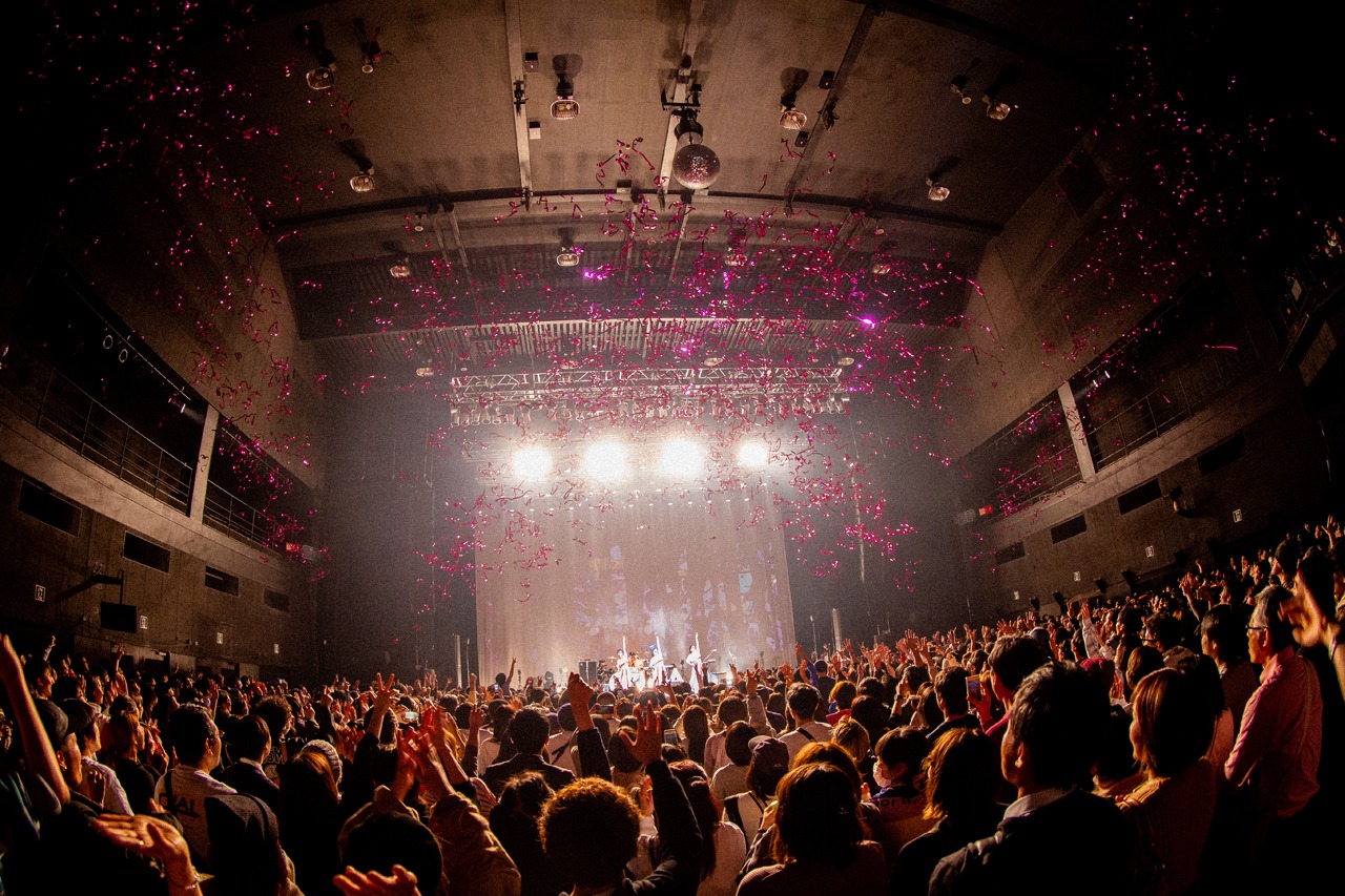 CHAI「CHAIいく！CHAIくる！トゥアートゥアートゥアー」東京・Zepp Tokyo公演の様子。（撮影：中磯ヨシオ）