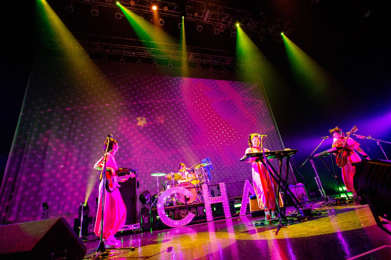 CHAI「CHAIいく！CHAIくる！トゥアートゥアートゥアー」東京・Zepp Tokyo公演の様子。（撮影：中磯ヨシオ）