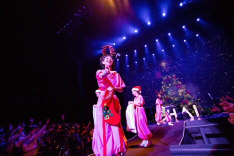 お菓子を配るCHAIたち。（撮影：中磯ヨシオ）