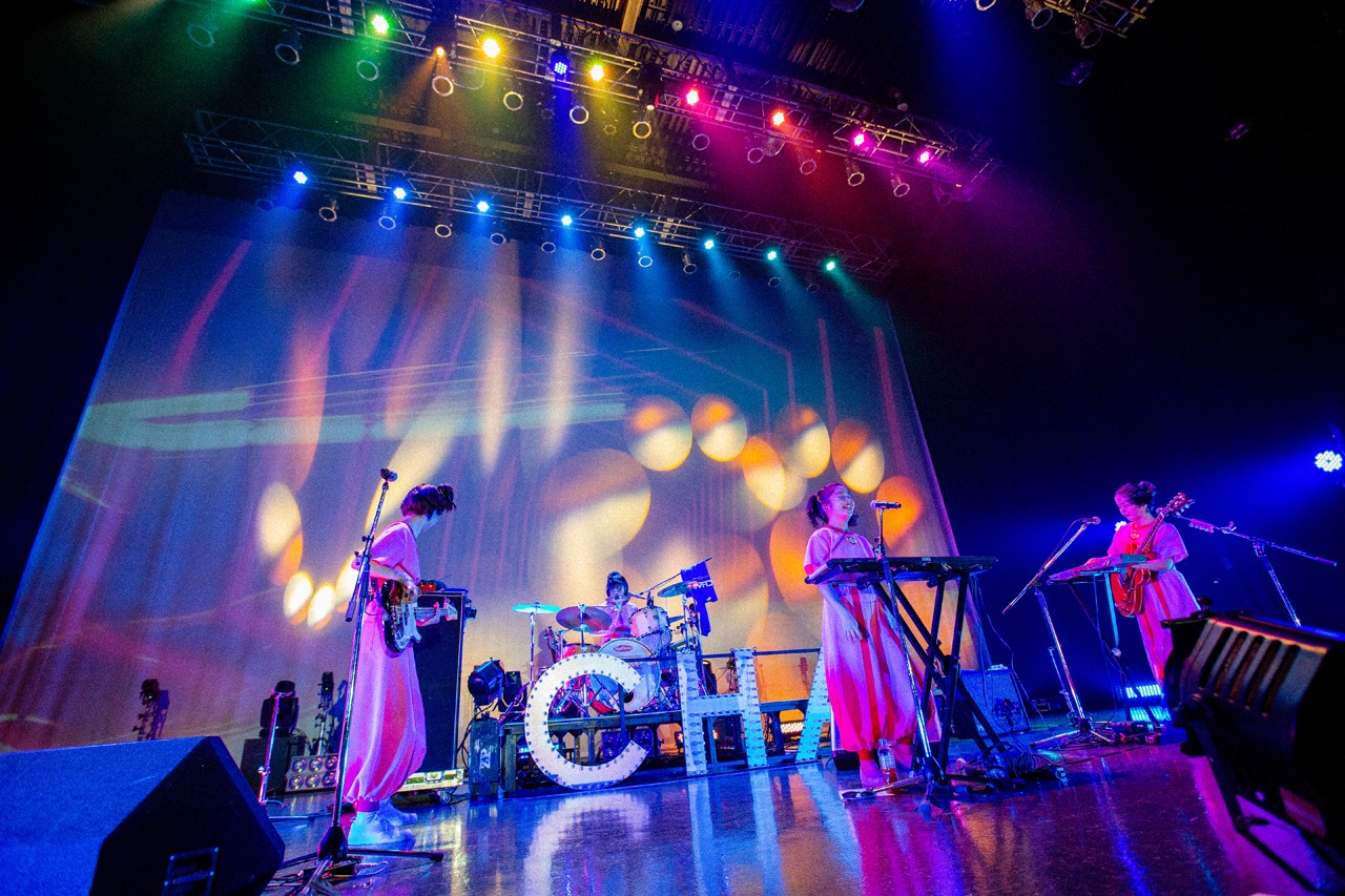 CHAI「CHAIいく！CHAIくる！トゥアートゥアートゥアー」東京・Zepp Tokyo公演の様子。（撮影：中磯ヨシオ）