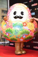 レッドカーペットに登場したひゃくまんさん。