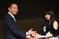 トロフィーを受け取る齋藤飛鳥（右）。