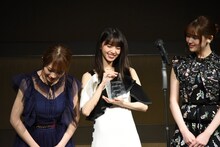 左から乃木坂46の秋元真夏、齋藤飛鳥、松村沙友理。