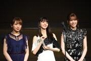 左から乃木坂46の秋元真夏、齋藤飛鳥、松村沙友理。