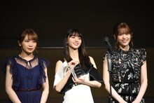 左から乃木坂46の秋元真夏、齋藤飛鳥、松村沙友理。