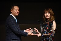 トロフィーを受け取るMay'n（右）。