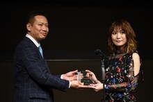 トロフィーを受け取るMay'n（右）。